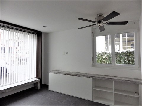 Pièce avec Meubles de Rangement